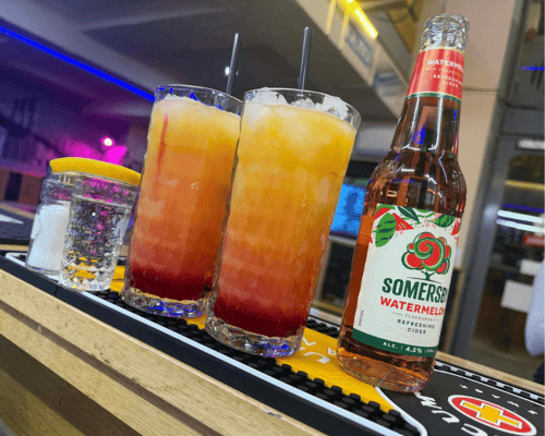 Koktélok és Somersby cider a bárpulton